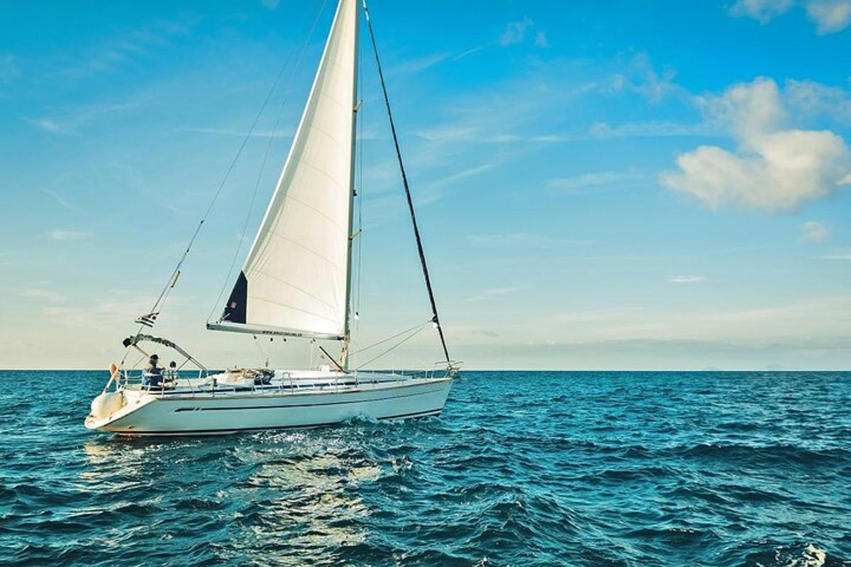 ein weißes Segelboot im Ozean auf dem Wasser