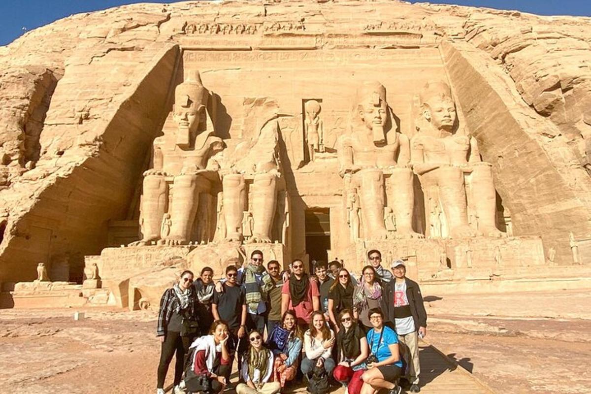 un grup de persones posant davant d'anaraoh
