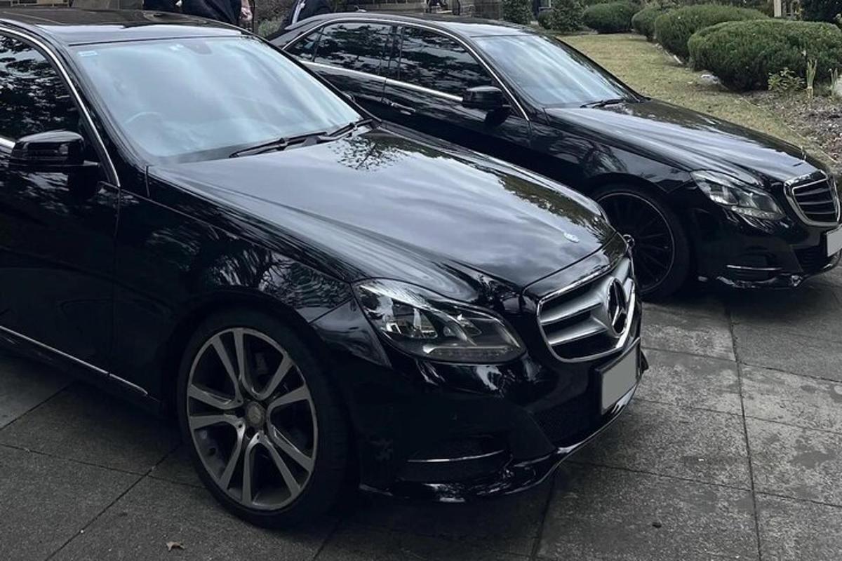 dois carros pretos estacionados um ao lado do outro