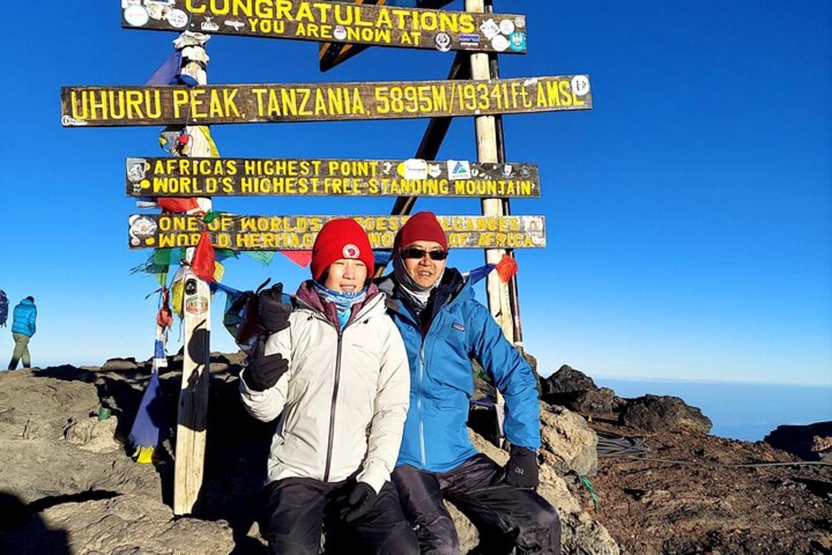 seorang lelaki dan wanita duduk di atas gunung