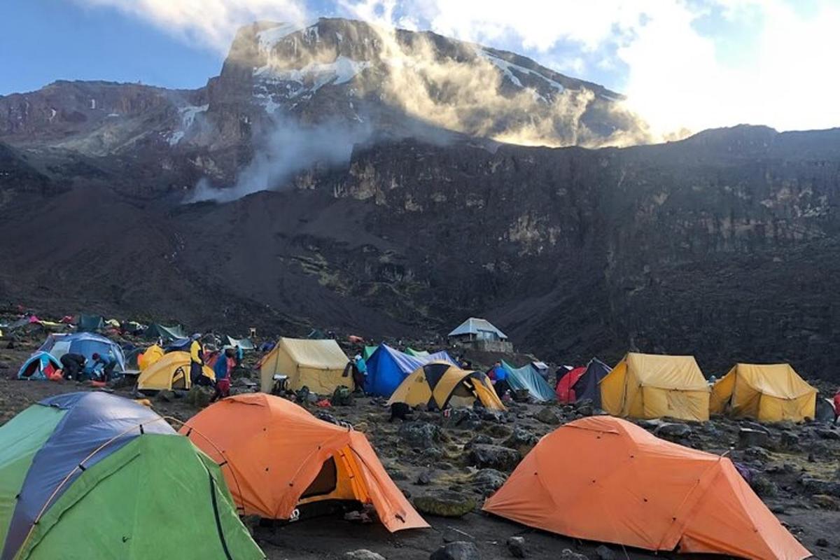 sekumpulan khemah di hadapan gunung
