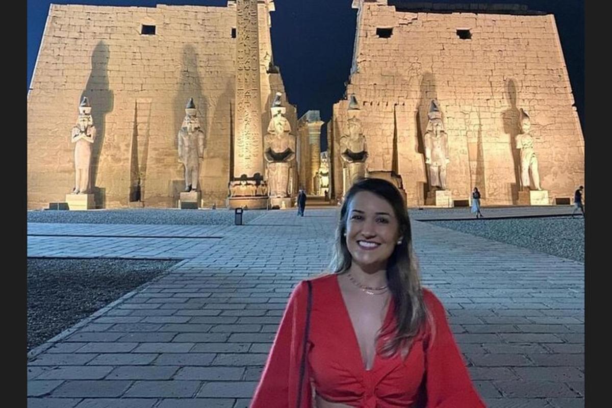 žena stojí před budovou