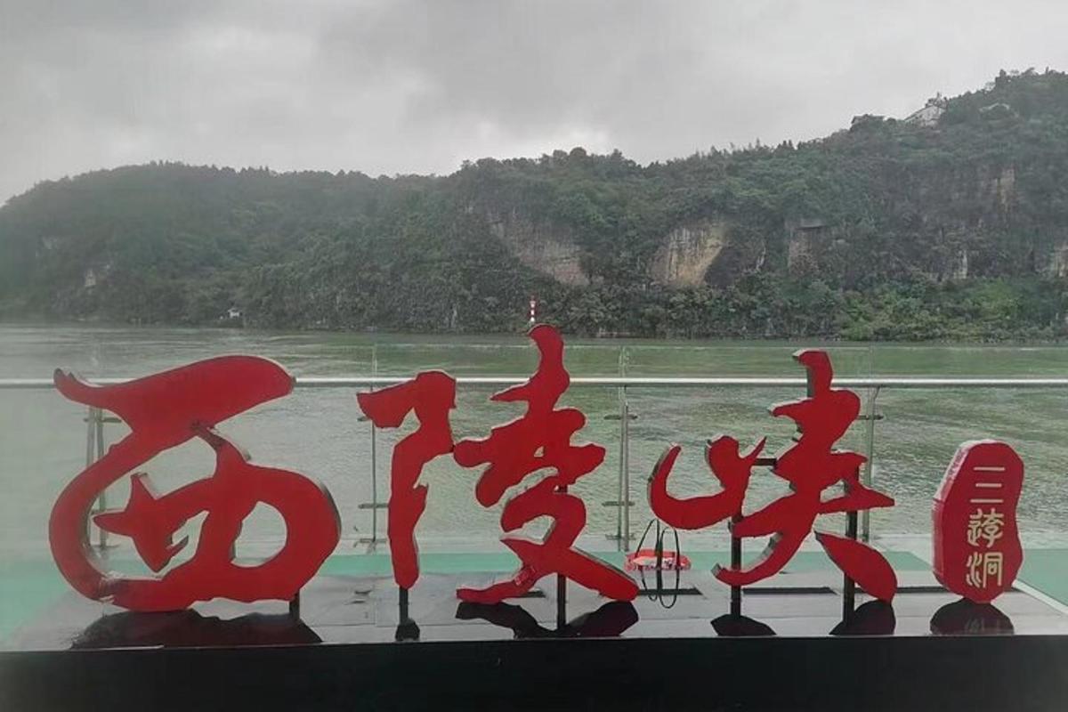 一组红色雕塑坐落在水体旁边