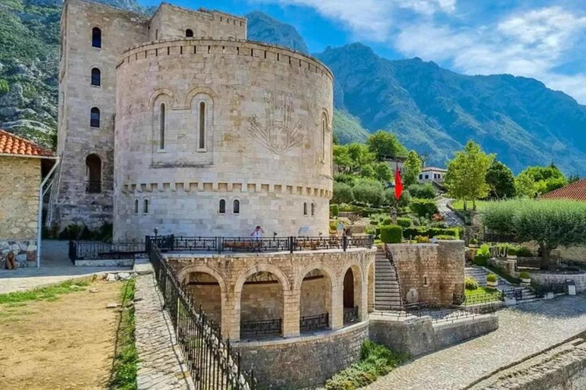 un castello con un ponte e montagne sullo sfondo
