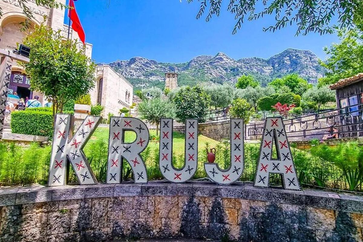 Un cartel en una pared con vistas a las montañas.