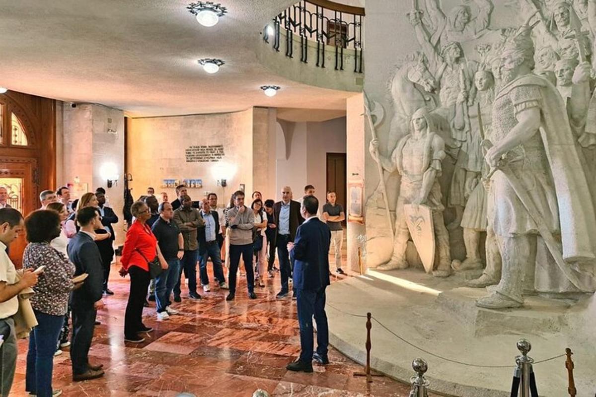 grupp inimesi, kes seisavad kuju ees