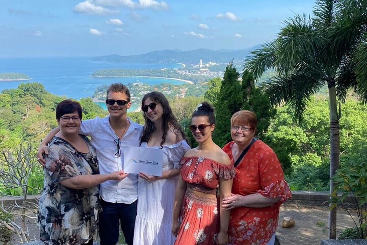um grupo de pessoas posando para uma foto