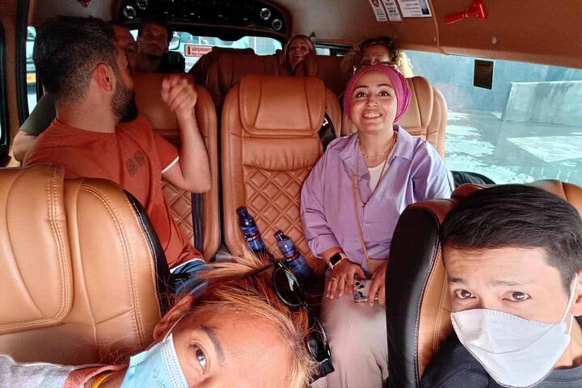 um grupo de pessoas sentadas na parte de trás de um ônibus