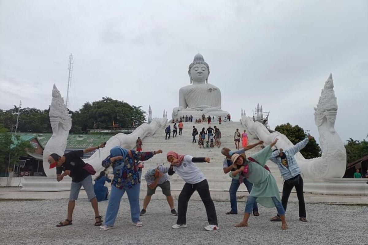 um grupo de pessoas dançando em frente a uma estátua