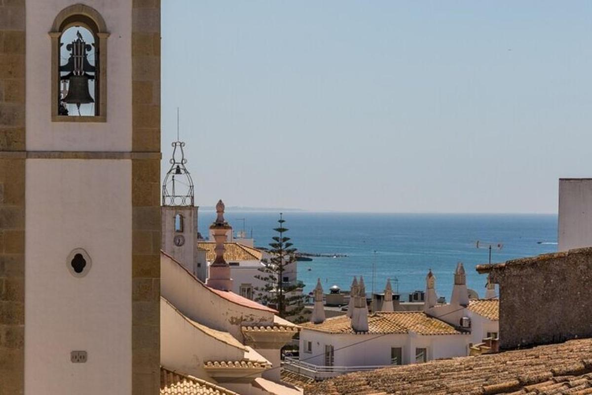 uma vista de uma cidade com uma torre do relógio
