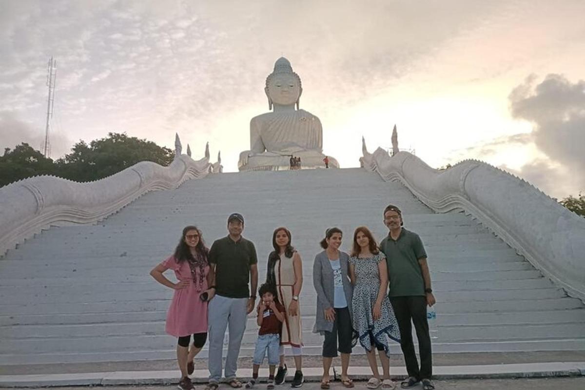 um grupo de pessoas em pé em frente a uma estátua