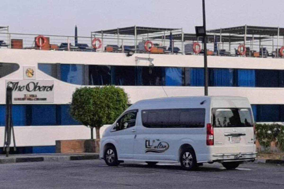 ένα άσπρο βαν παρκαρισμένο μπροστά από ένα κτίριο