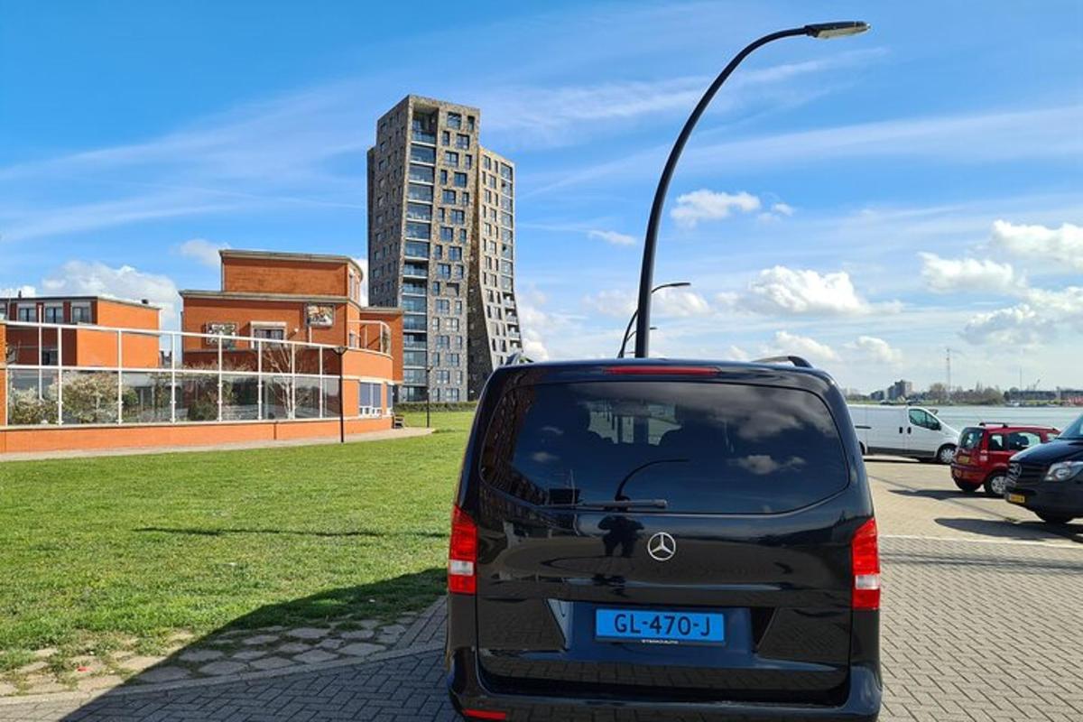 egy fekete furgon parkolt egy utcai lámpával ellátott utcán