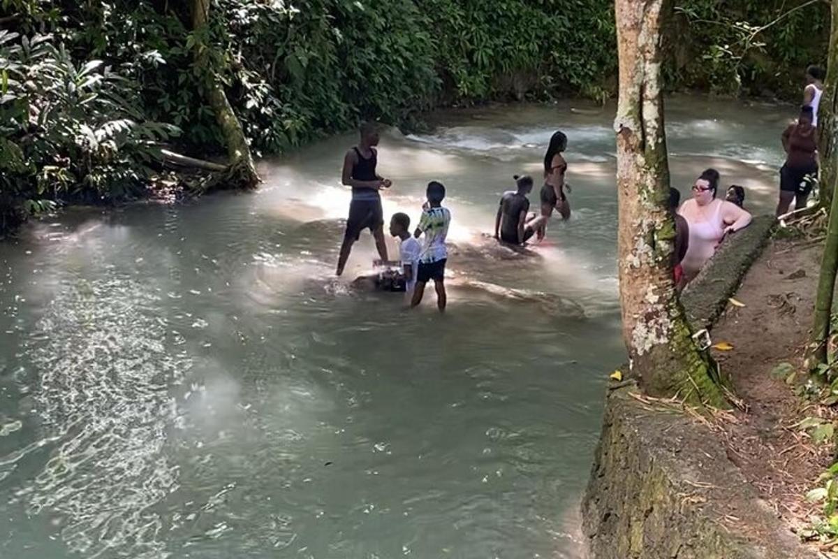 sekumpulan orang di dalam air di sungai