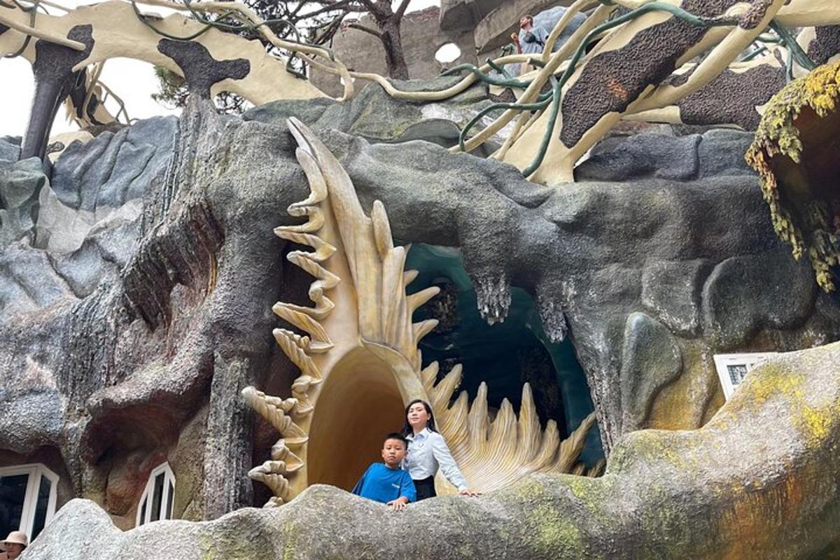 dues persones estan dretes a l'entrada d'una estructura de dinosaures