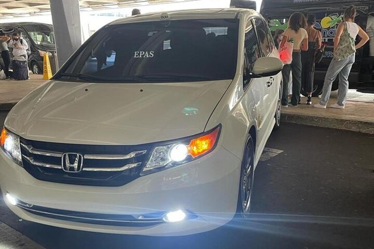 bílé auto zaparkované na parkovišti
