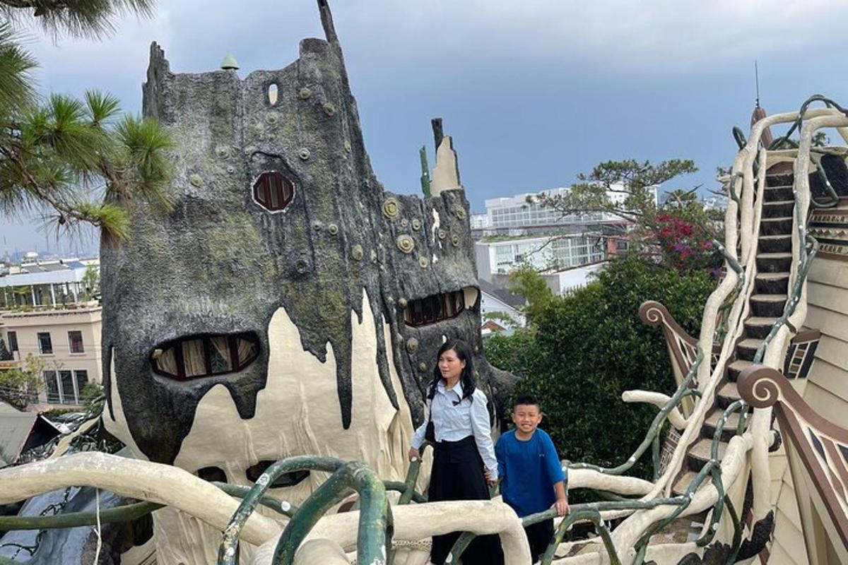 một người phụ nữ và hai đứa trẻ đang đứng trước một chuyến đi đến lâu đài