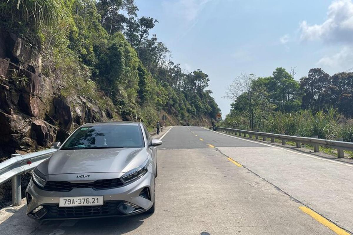 un cotxe platejat aparcat a la vora d'una carretera