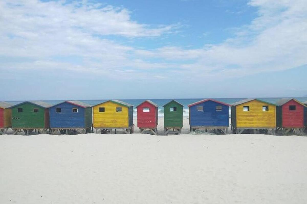 uma fileira de casas coloridas na praia