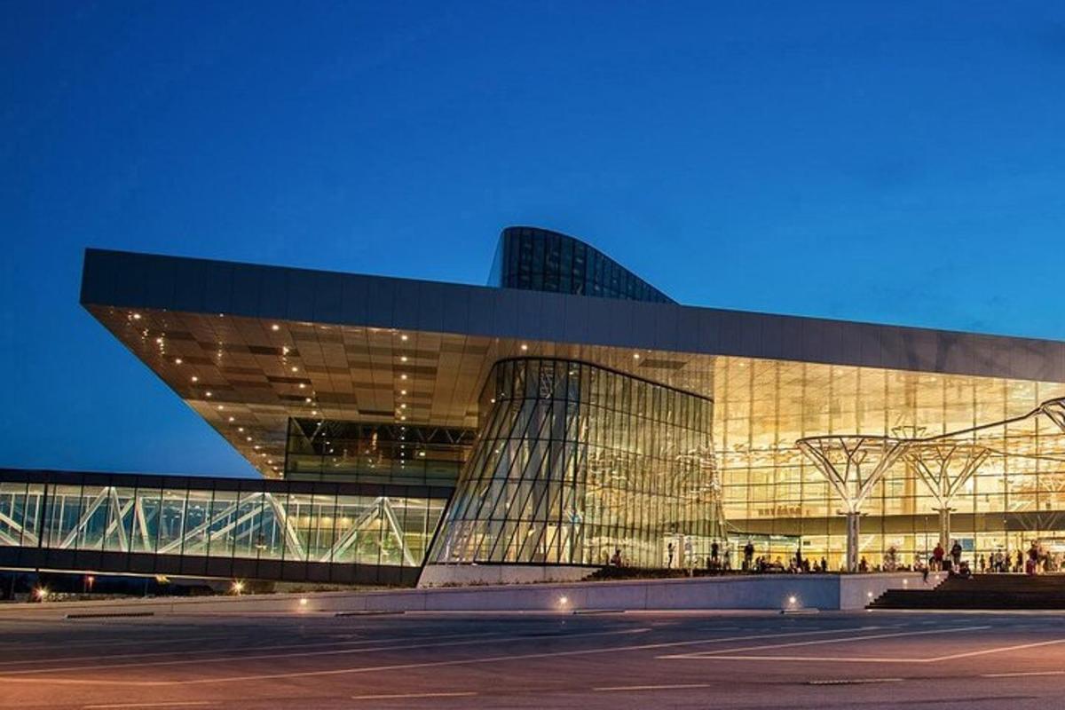 um grande edifício com fachada de vidro à noite