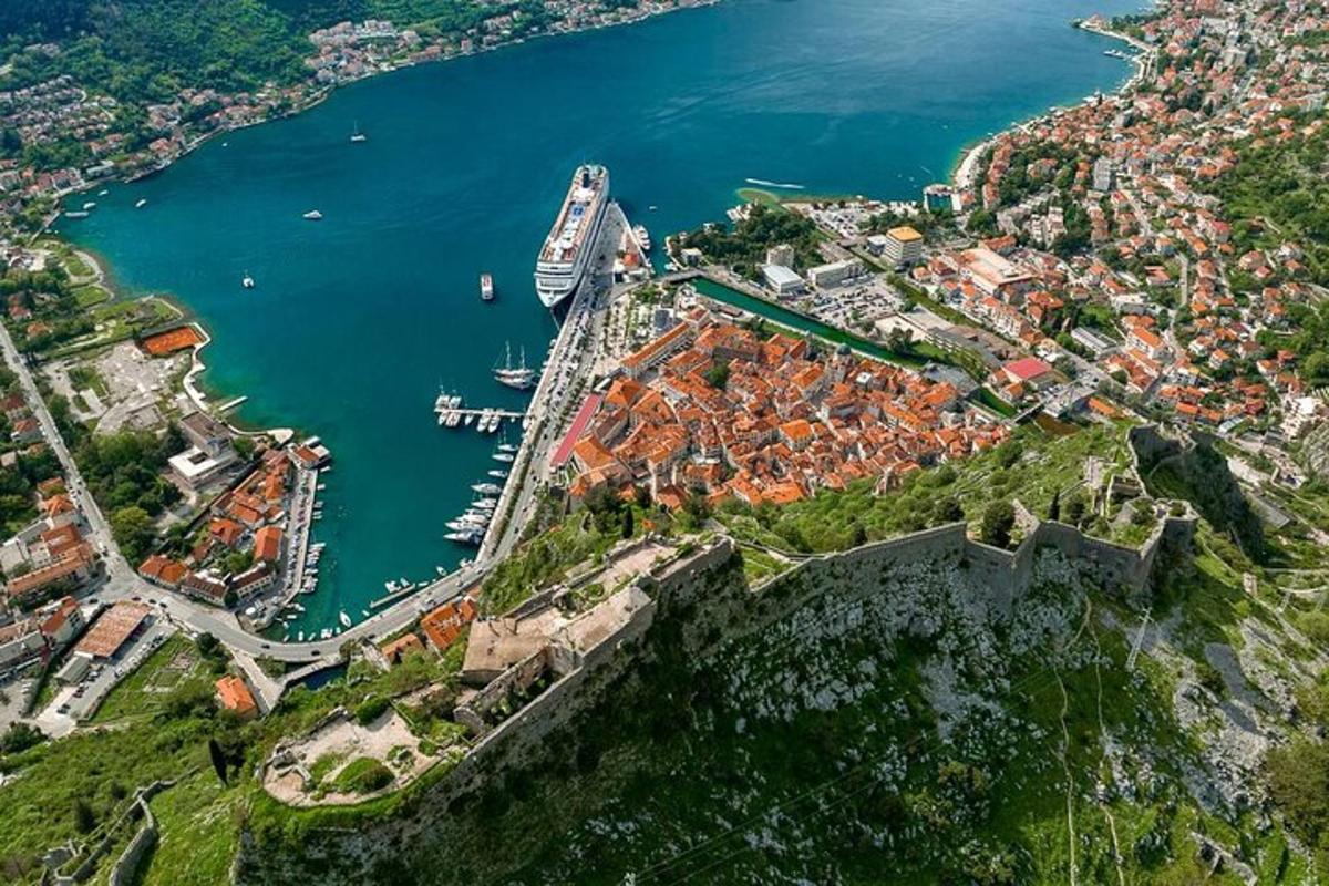 uma vista aérea de uma cidade com um porto