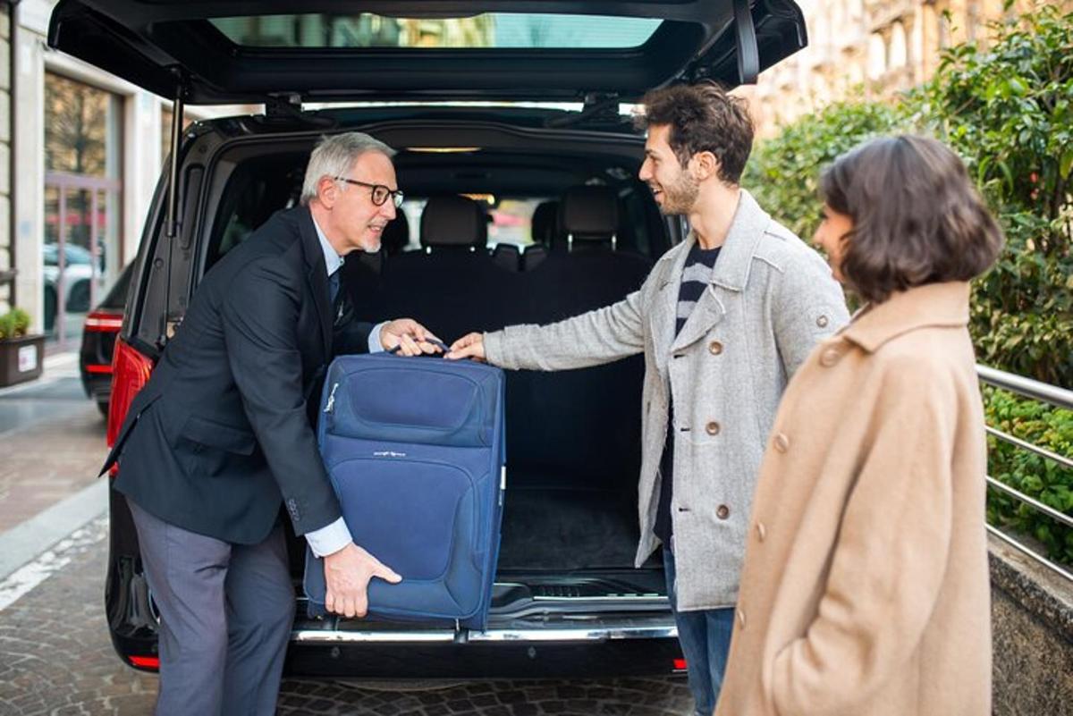 dois homens carregando bagagem na traseira de uma van