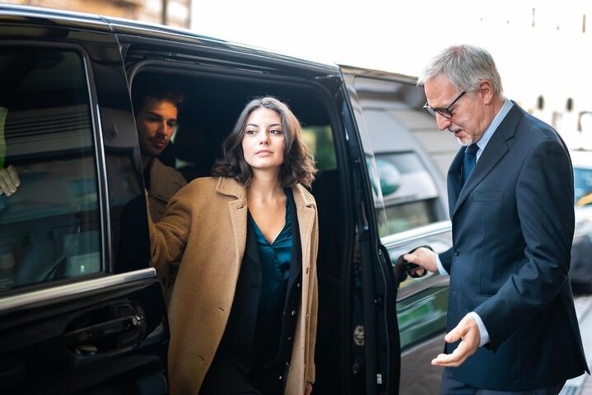 um homem e uma mulher saindo de um carro