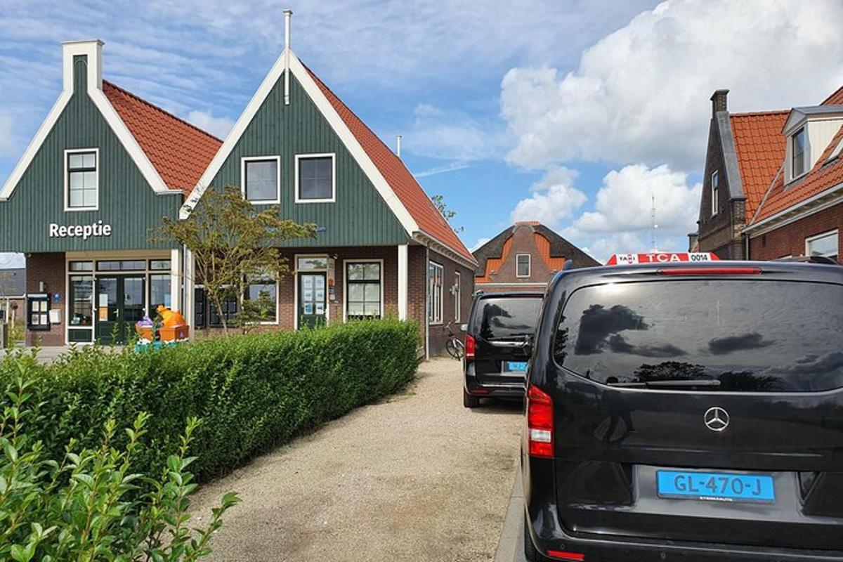 zwei Autos vor einem Haus geparkt