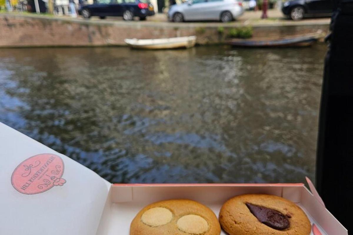 due ciambelle in una scatola accanto a un fiume