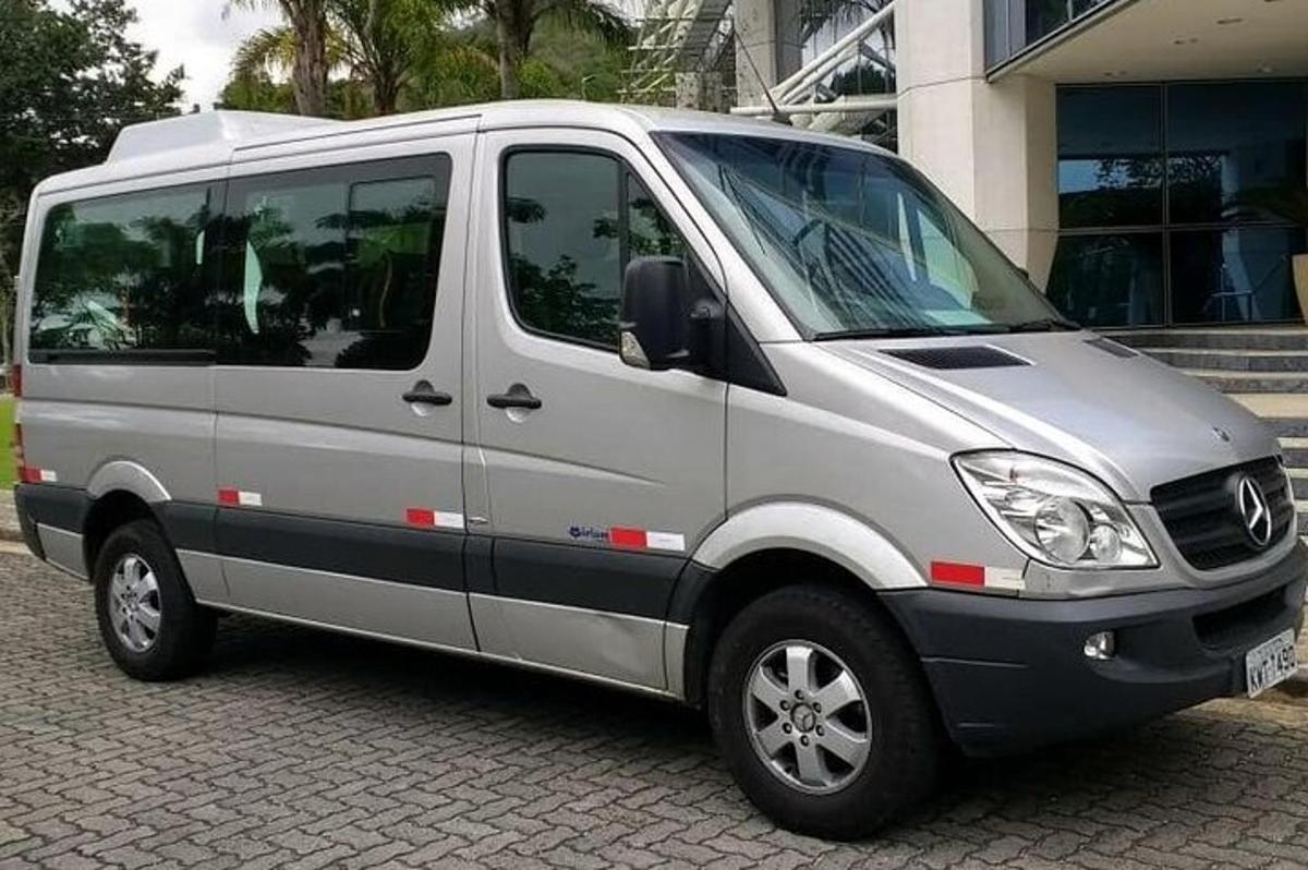 Una camioneta plateada estacionada frente a un edificio