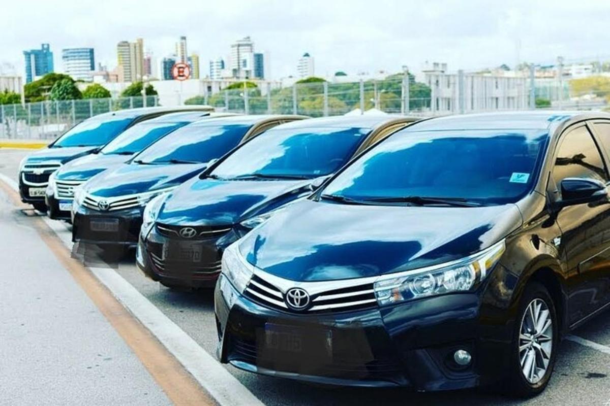 una fila de autos estacionados en un estacionamiento