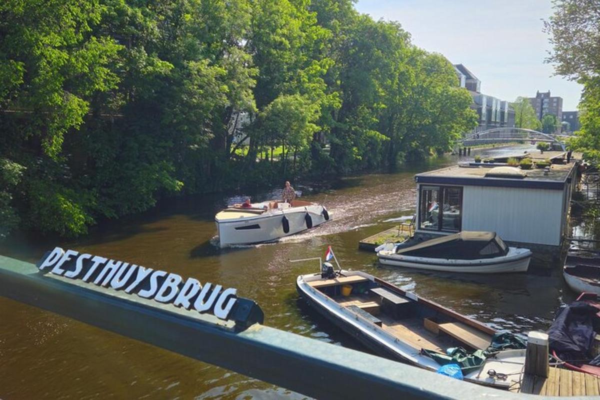 skupina lodí zakotvených v řece