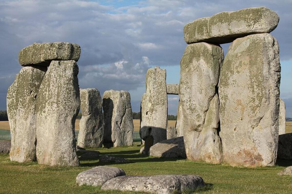 eine Gruppe großer Felsen auf einem Feld