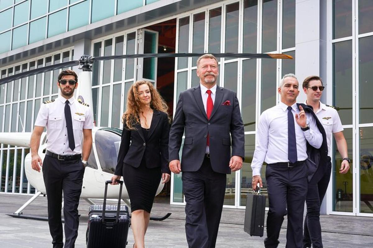 un grup de persones caminant davant d'un helicòpter