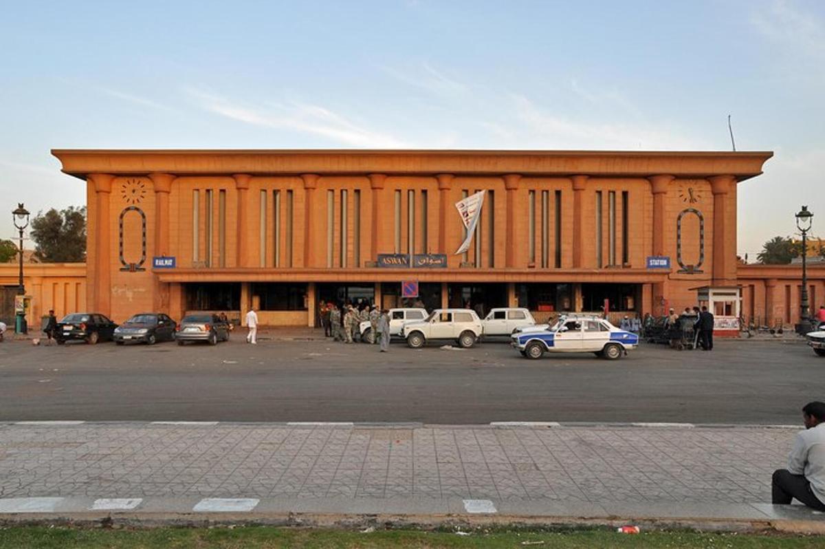 velká budova s auty zaparkovanými na parkovišti