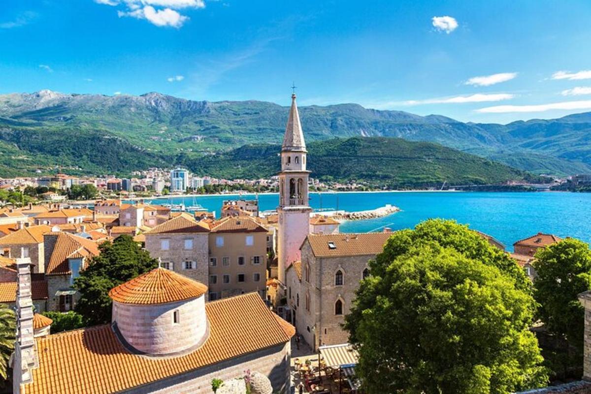 una vista d'un poble amb una església i aigua