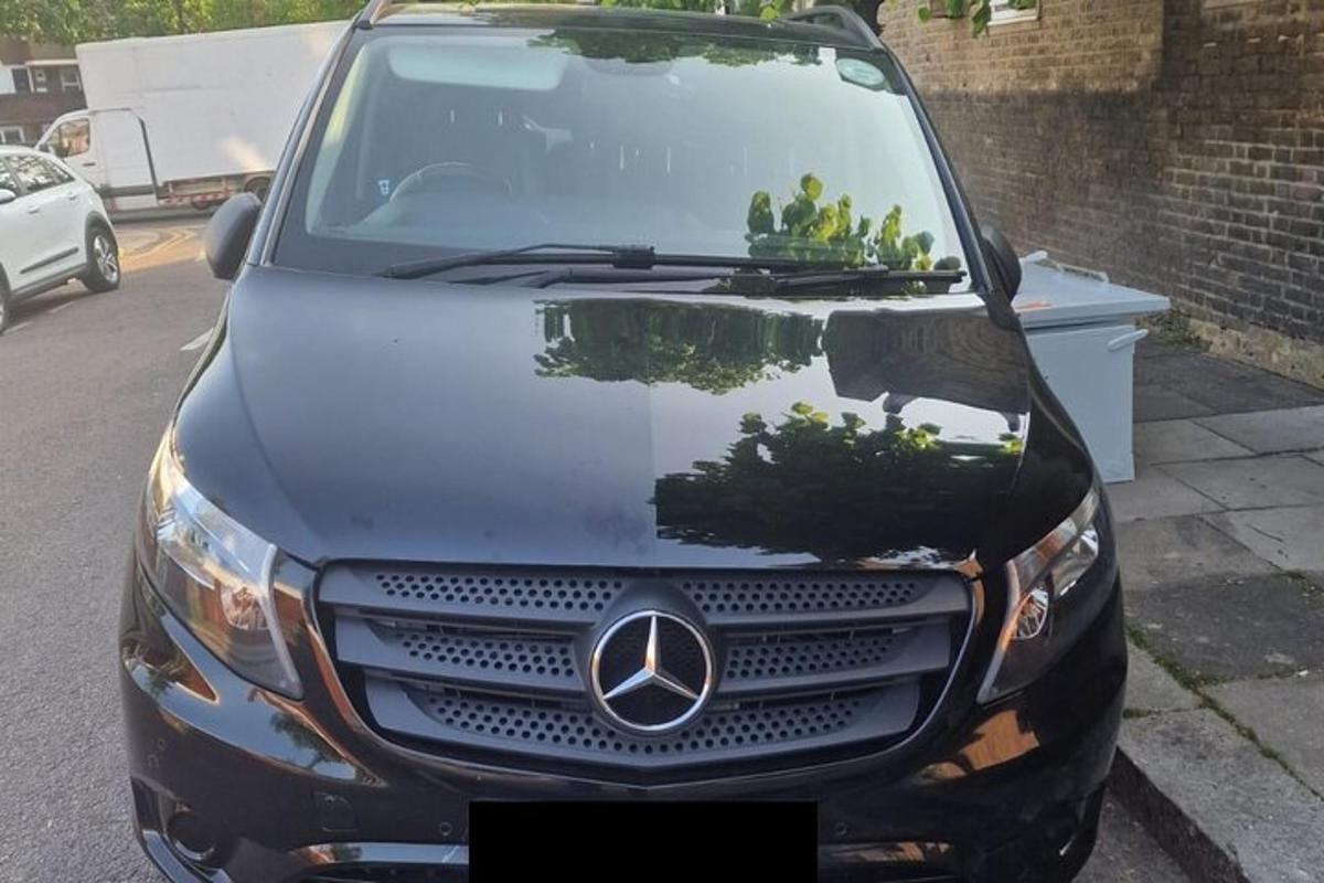 sebuah kereta mercedes benz diletakkan di tempat letak kereta