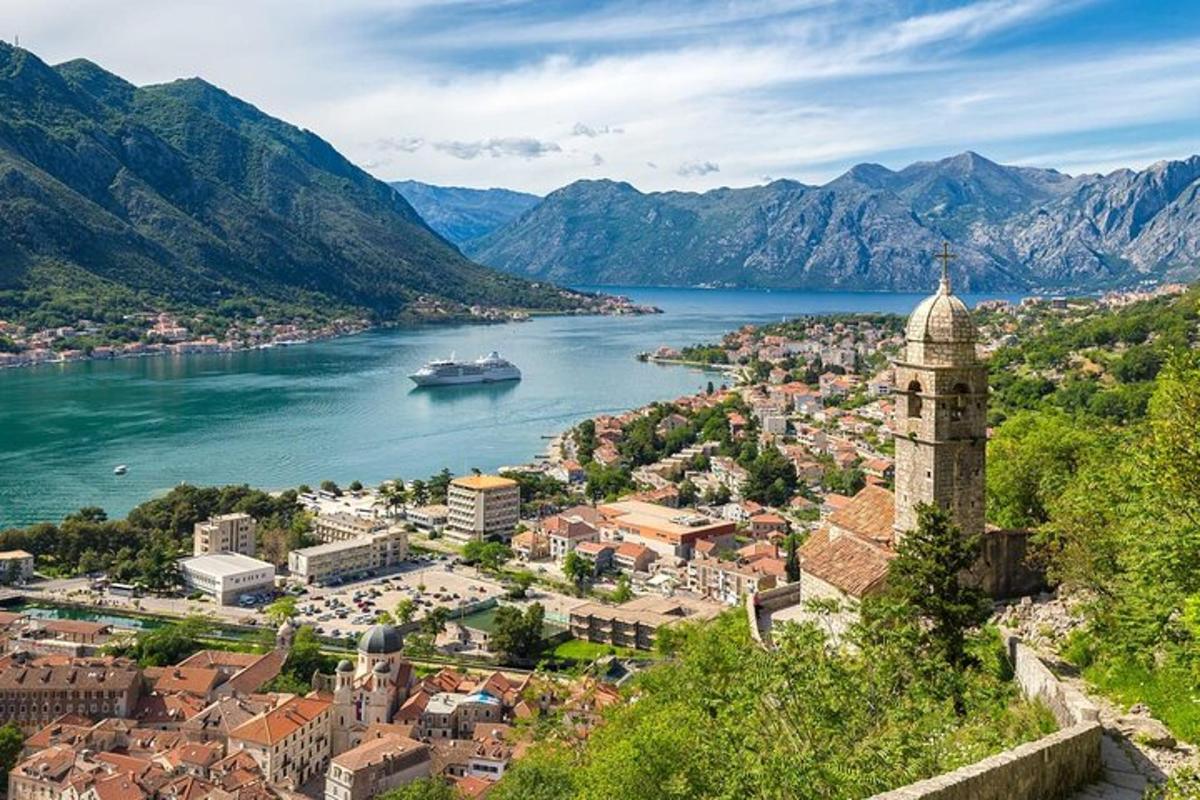 uma vista de uma cidade e um rio com um barco