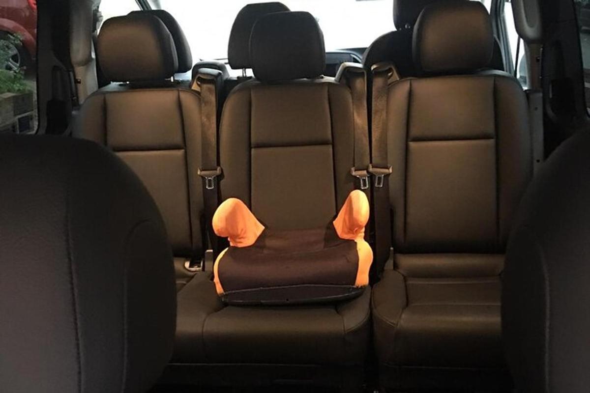 tempat duduk kereta kosong di tempat duduk belakang kereta