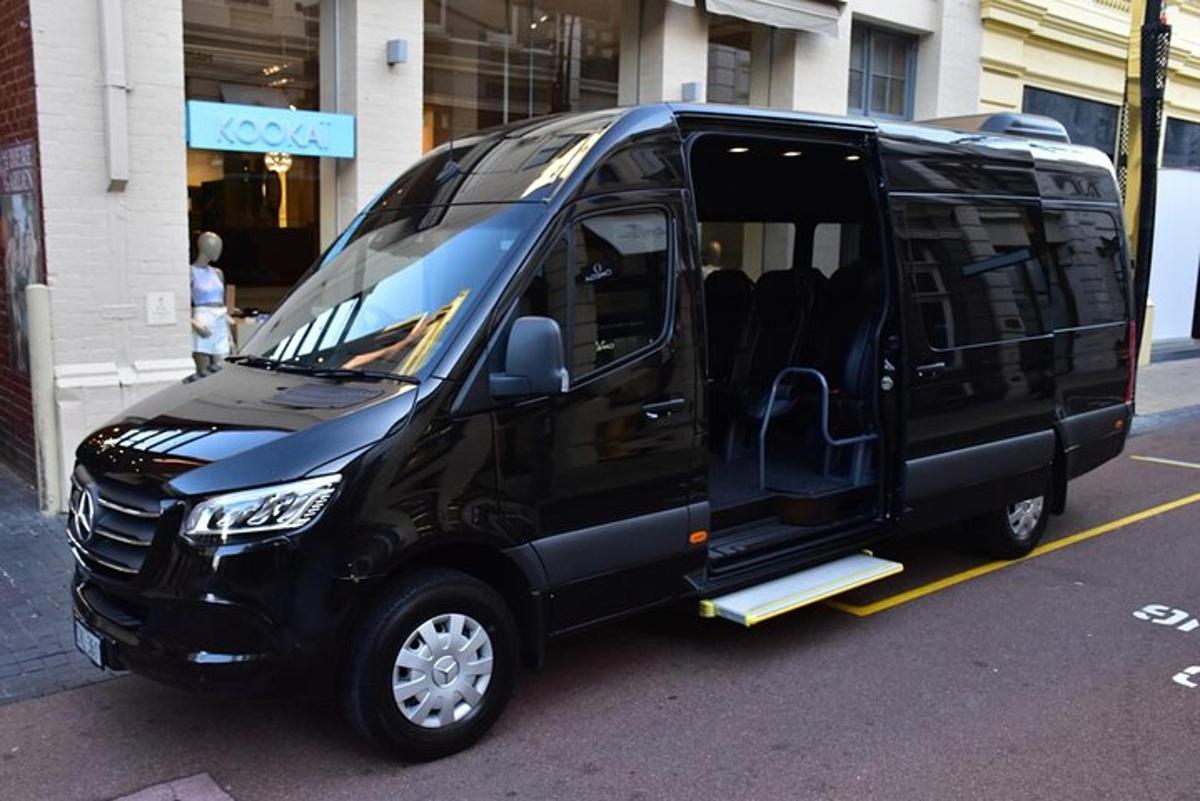 ένα μαύρο βαν παρκαρισμένο στην άκρη ενός δρόμου
