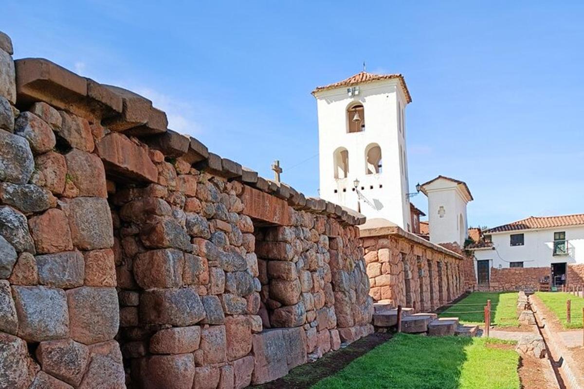 un muro di pietra con una torre dell'orologio sullo sfondo