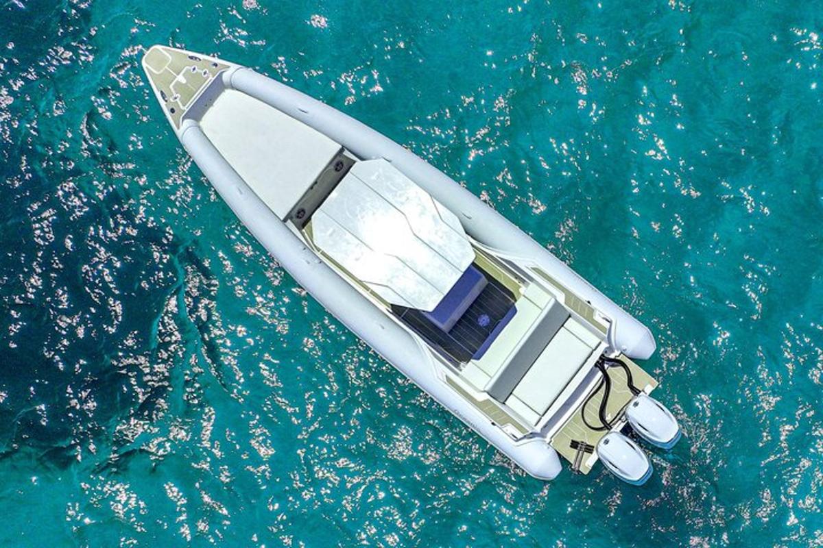 ein kleines Boot, das im Wasser schwimmt