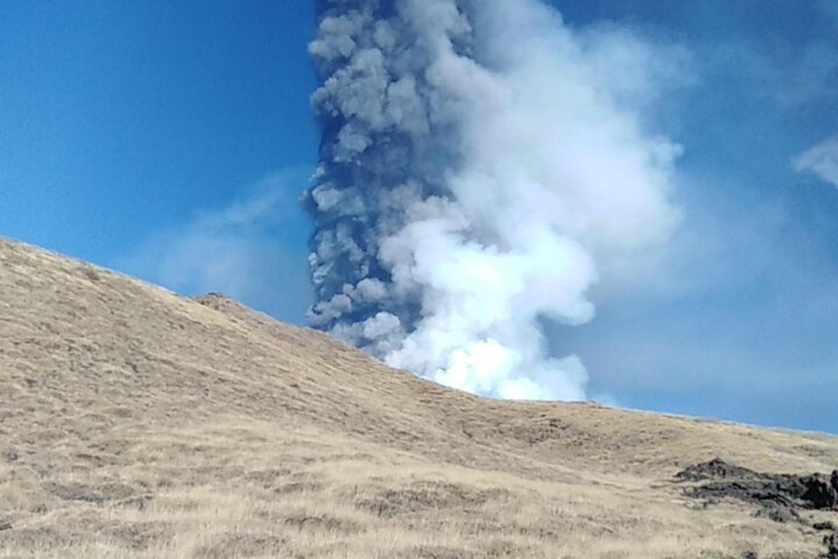 una colonna di fumo esce da una collina