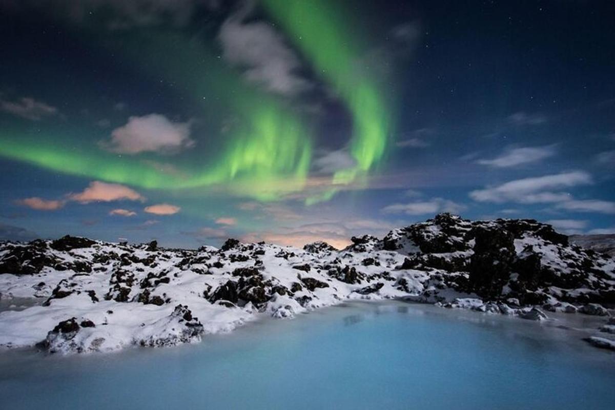 un'immagine dell'aurora che danza nel cielo sopra un campo coperto di neve