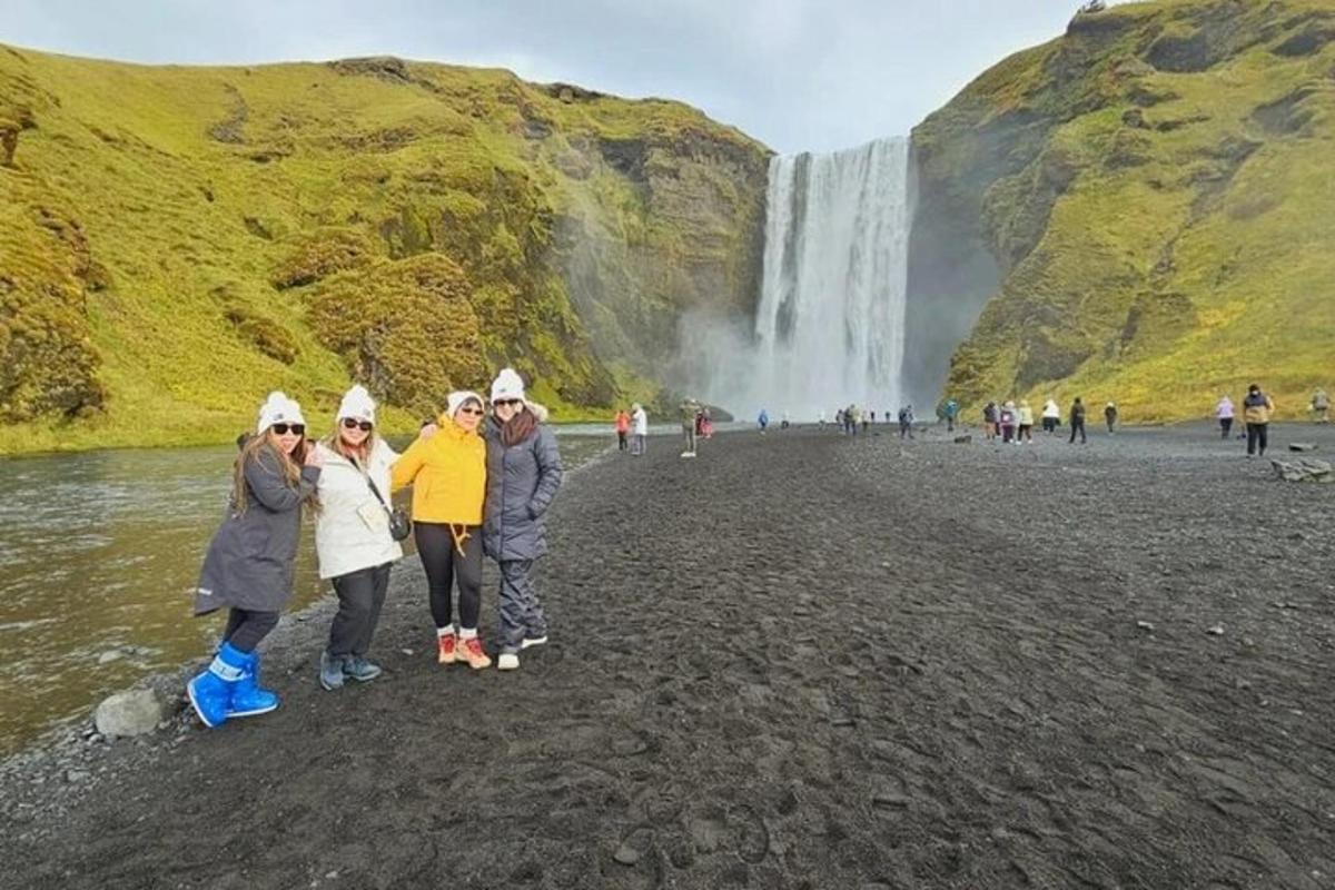 un gruppo di persone in piedi davanti a una cascata