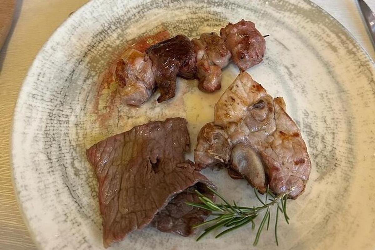 Un plato de comida con carne y champiñones encima.