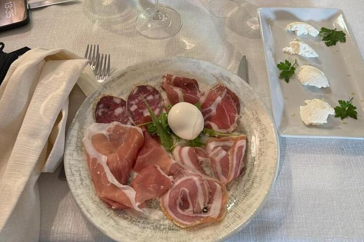 Un plato de carne y un huevo en una mesa.