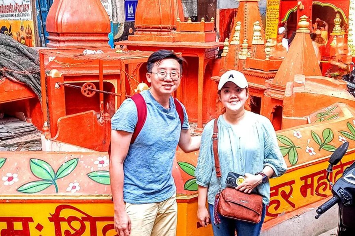 um homem e uma mulher em pé em frente a um templo