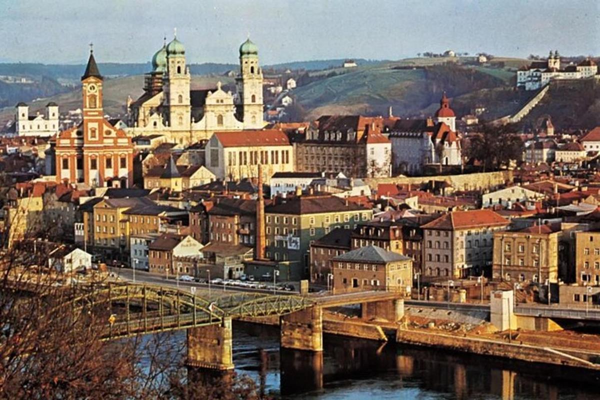 město s mostem přes řeku s budovami