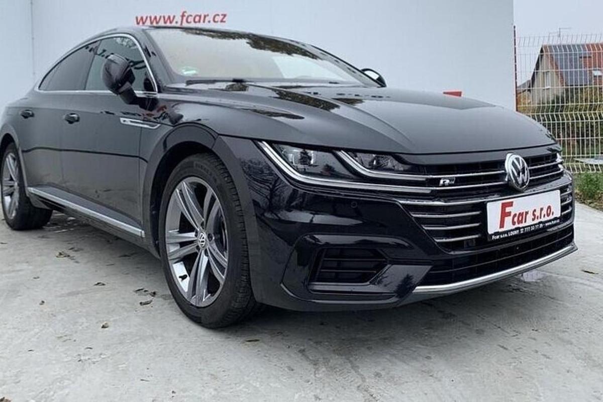 černé auto zaparkované na parkovišti